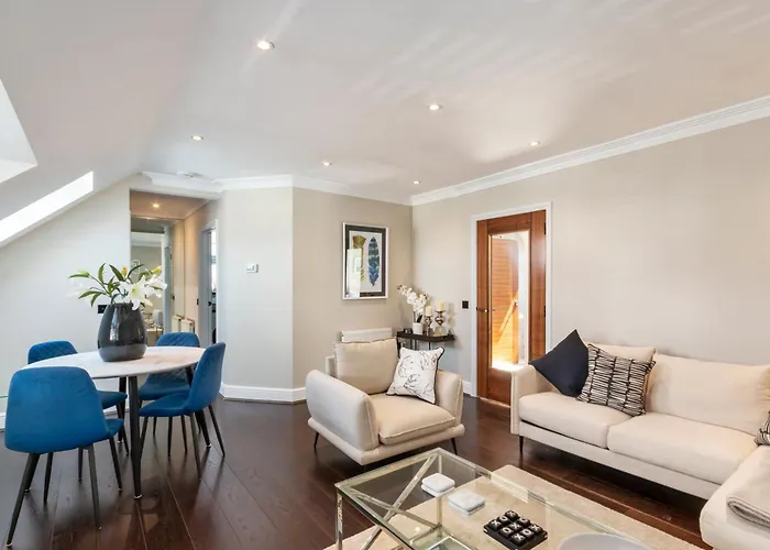 Weybridge - 2 Bed - Parking
