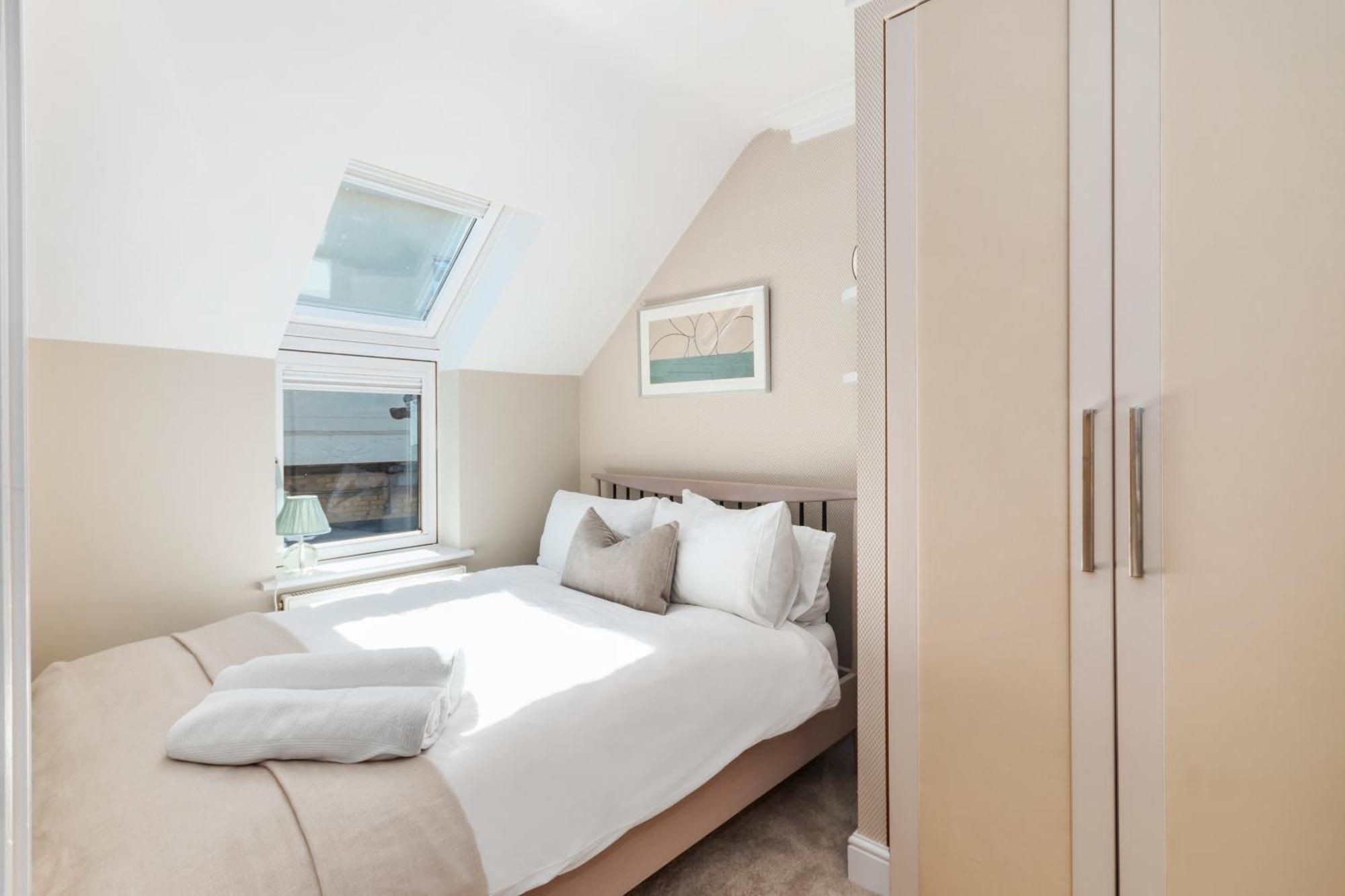 - 2 Bed - Parking Apartment Weybridge